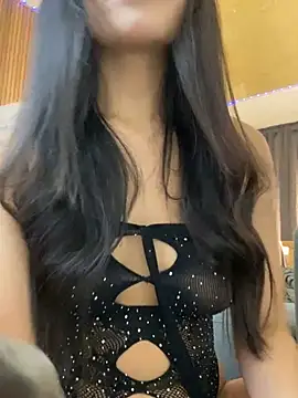 Snapshot of DaphneUwu chatting on February 12, 2026, 12:43 am DaphneUwu online show from February 12, 2026, 12:43 am