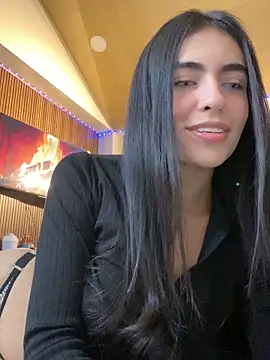 Snapshot of DaphneUwu chatting on February 19, 2026, 1:35 am DaphneUwu online show from February 19, 2026, 1:35 am