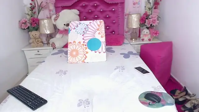 Divaxhermosa online show from December 17, 2025, 11:32 pm