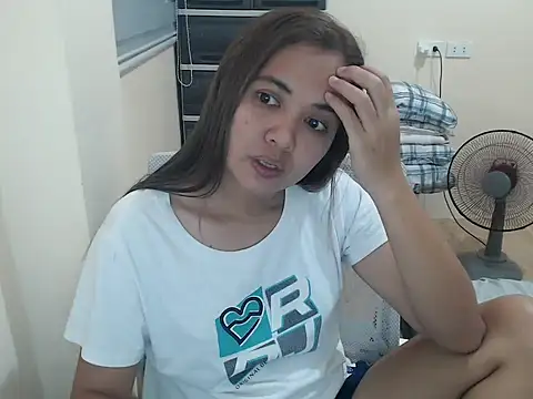 xTheLastVIRGINx online show from April 18, 2026, 1:13 pm