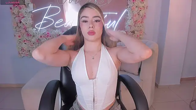 Snapshot of JuanitaClay chatting on May 9, 2026, 7:39 pm JuanitaClay online show from May 9, 2026, 7:39 pm