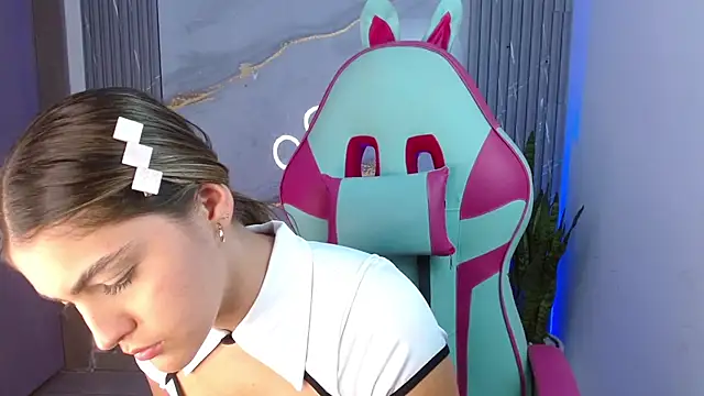 sofia henaok online show from February 19, 2025, 2:01 am