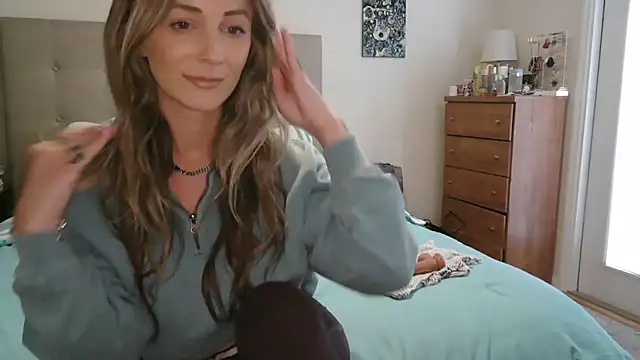 Heyitsmee33 online show from February 28, 2026, 4:28 pm