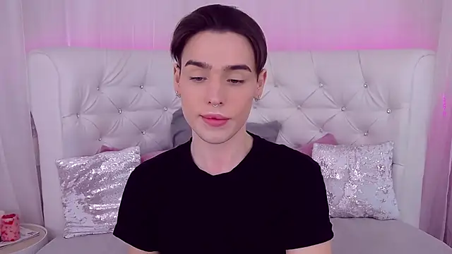 Snapshot of RobbyCharming chatting on February 15, 2025, 7:39 pm RobbyCharming online show from February 15, 2025, 7:39 pm