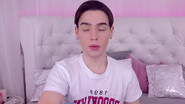 Snapshot of RobbyCharming chatting on February 17, 2025, 7:44 pm RobbyCharming online show from February 17, 2025, 7:44 pm