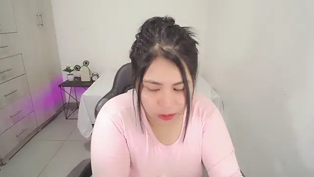 Snapshot of Youlittlepervertt_ chatting on February 5, 2026, 2:40 am Youlittlepervertt online show from February 5, 2026, 2:40 am