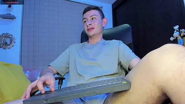 Snapshot of Christ_Miller3 chatting on February 16, 2025, 5:04 am Christ Miller3 online show from February 16, 2025, 5:04 am