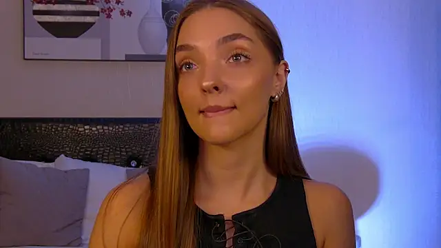 VirginieCruz online show from November 18, 2025, 7:17 pm