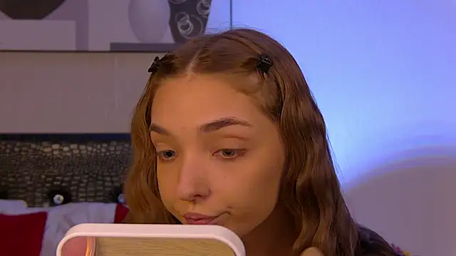 VirginieCruz online show from November 4, 2025, 7:28 pm