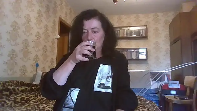 Snapshot of GypsiQueen2 chatting on July 10, 2026, 4:18 pm GypsiQueen2 online show from July 10, 2026, 4:18 pm