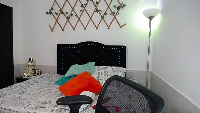 naughty girl 4u online show from February 12, 2026, 7:57 pm