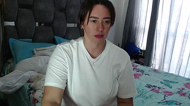 Snapshot of sara_hott_1 chatting on February 26, 2026, 8:20 pm sara hott 1 online show from February 26, 2026, 8:20 pm