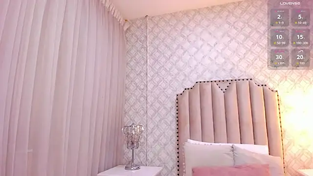 Pia Johnson  online show from September 28, 2025, 11:39 am