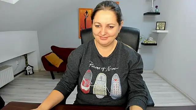 LollaGirl online show from November 27, 2025, 4:24 am