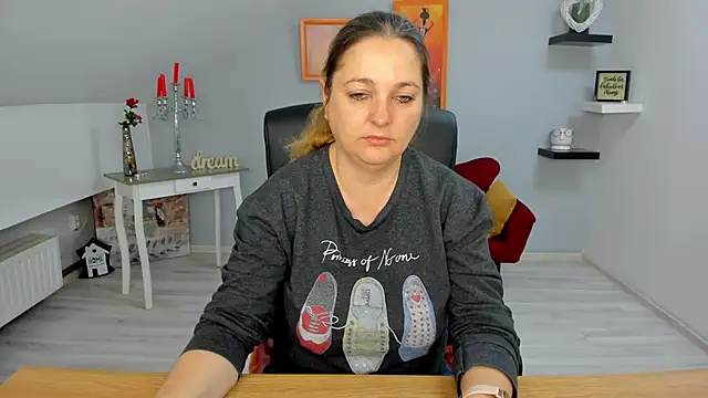 LollaGirl online show from March 17, 2025, 4:19 am