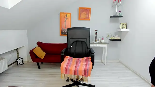 LollaGirl online show from November 29, 2025, 4:23 am