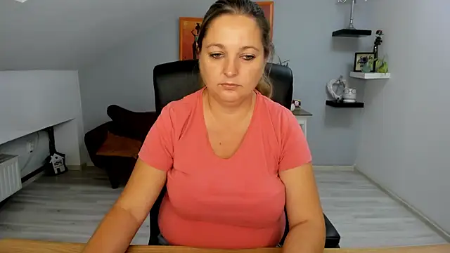 LollaGirl online show from September 10, 2025, 3:38 am