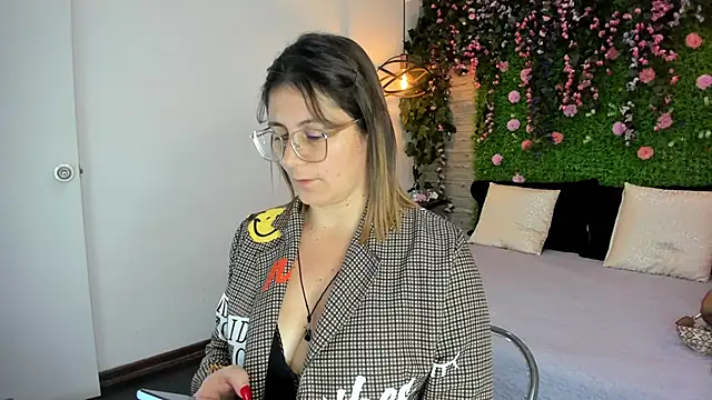 SarahDeyvis online show from November 21, 2025, 1:10 pm