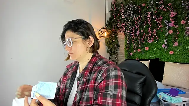 SarahDeyvis online show from November 30, 2025, 2:29 pm