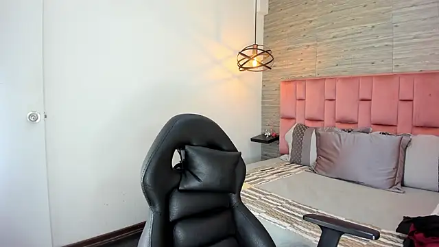 SarahDeyvis online show from October 22, 2025, 1:32 pm