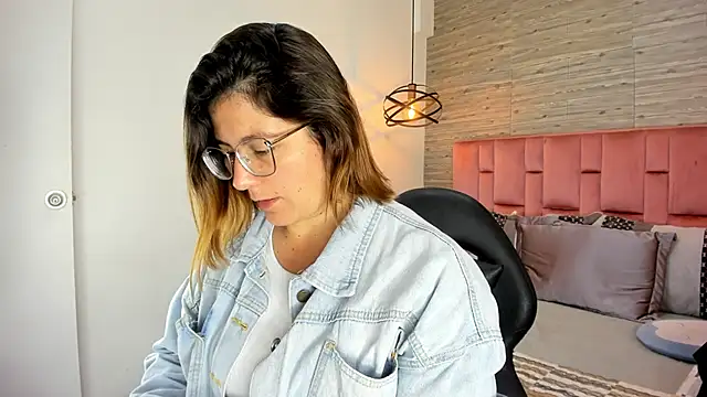 SarahDeyvis online show from October 24, 2025, 1:43 pm