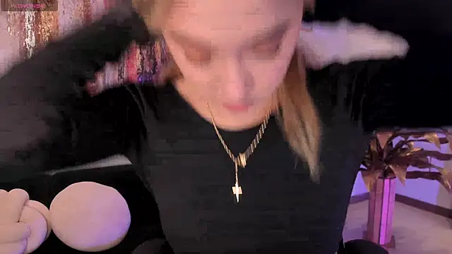 EveBensonX online show from November 5, 2025, 12:19 pm