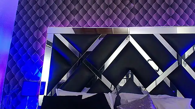 victoriaa lee  online show from November 8, 2025, 8:45 pm