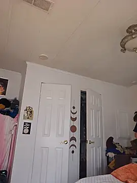 mossy kiss online show from November 2, 2025, 6:02 pm