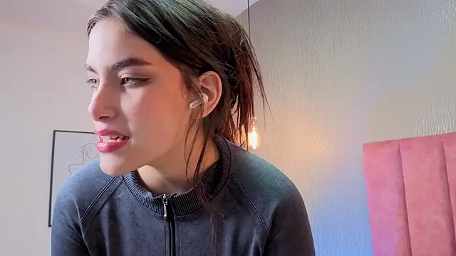 Alexa Thaylor  online show from January 11, 2026, 9:44 pm