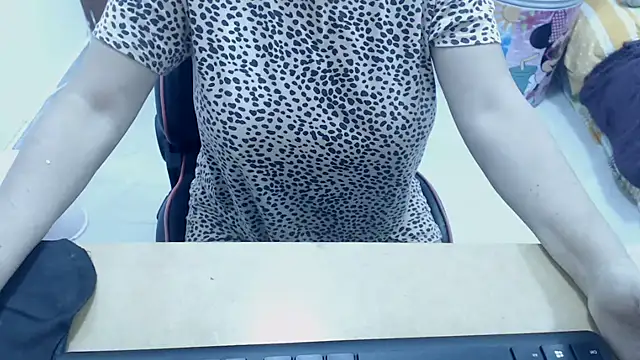 Valentina lara01 online show from November 29, 2025, 11:27 pm