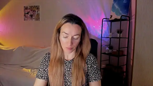 Snapshot of RebeccaMartinez chatting on December 4, 2025, 7:40 am RebeccaMartinez online show from December 4, 2025, 7:40 am