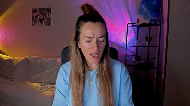 Snapshot of RebeccaMartinez chatting on December 5, 2025, 6:45 am RebeccaMartinez online show from December 5, 2025, 6:45 am