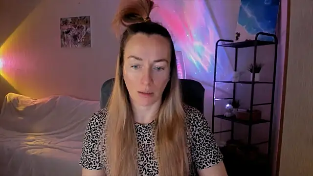 Snapshot of RebeccaMartinez chatting on December 15, 2025, 5:57 am RebeccaMartinez online show from December 15, 2025, 5:57 am