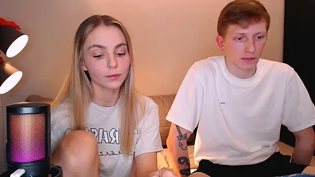 juliaanddima online show from December 16, 2025, 9:30 pm