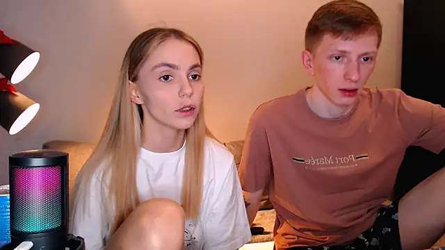 juliaanddima online show from November 20, 2025, 8:26 am