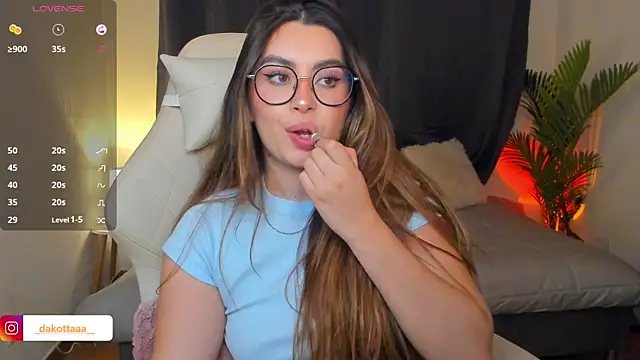 dakottaa  online show from April 21, 2026, 12:12 am