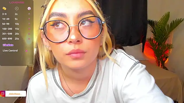 Snapshot of dakottaa_ chatting on June 24, 2026, 12:20 am dakottaa online show from June 24, 2026, 12:20 am