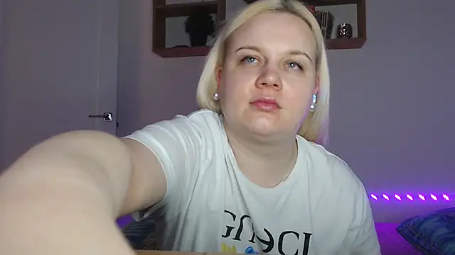 Snapshot of Karolina_love_ chatting on February 17, 2026, 1:03 am Karolina love online show from February 17, 2026, 1:03 am