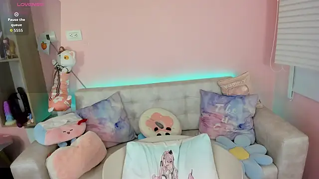 tinysara online show from November 28, 2025, 4:18 pm