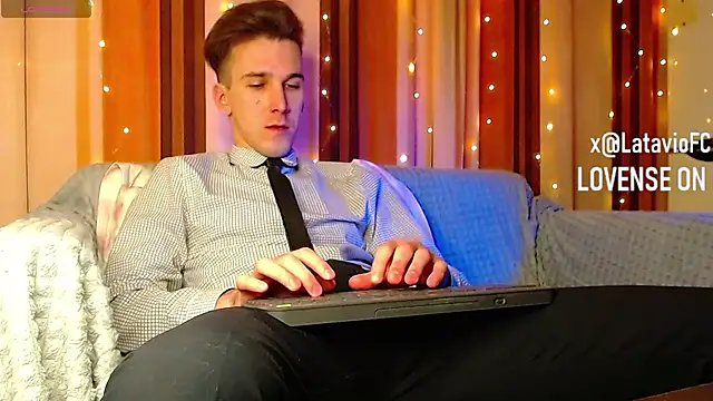 Snapshot of Midnighter_ chatting on February 5, 2026, 2:02 pm Midnighter online show from February 5, 2026, 2:02 pm