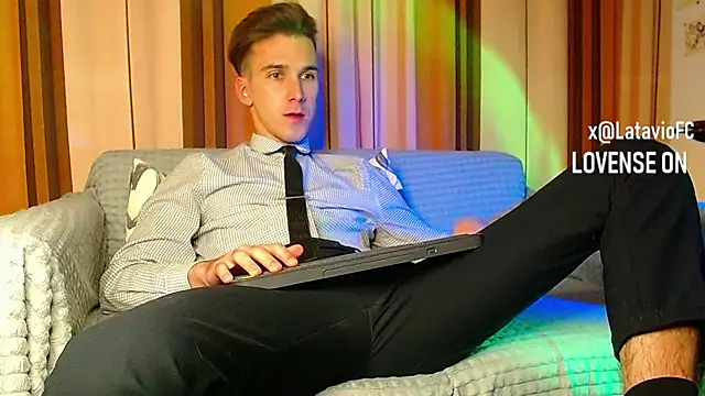 Snapshot of Midnighter_ chatting on November 20, 2025, 5:02 pm Midnighter online show from November 20, 2025, 5:02 pm