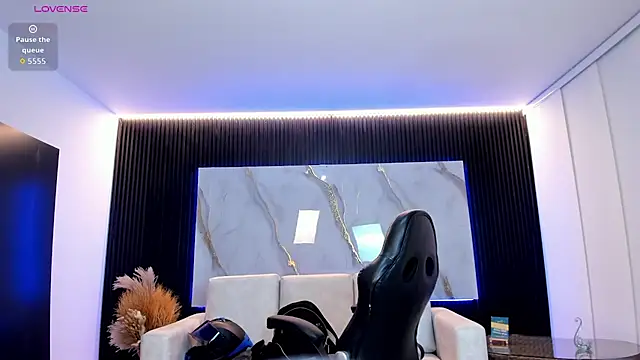 charlottewhitte online show from February 13, 2026, 11:10 am