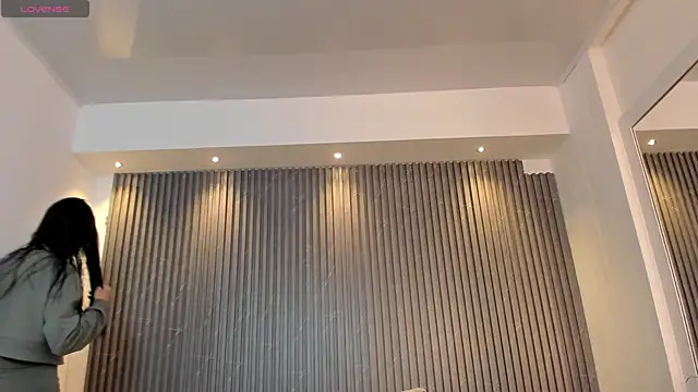 charlottewhitte online show from March 21, 2025, 11:33 am