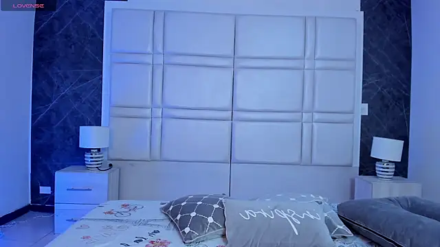 charlottewhitte online show from April 10, 2026, 12:12 pm