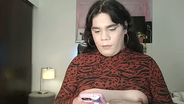 Snapshot of Violetacam_05 chatting on January 22, 2025, 3:52 am Violetacam 05 online show from January 22, 2025, 3:52 am