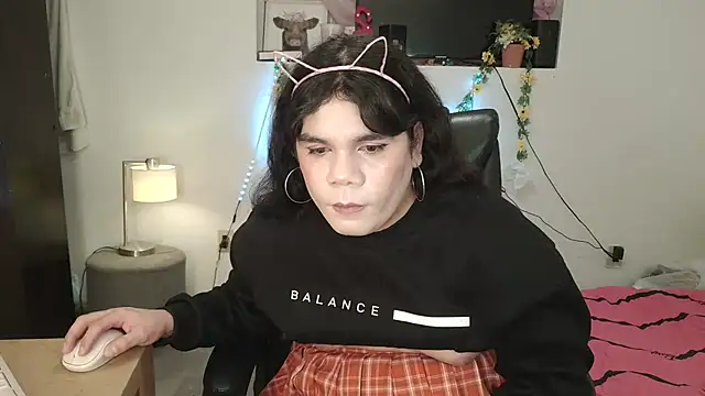 Snapshot of Violetacam_05 chatting on February 2, 2025, 10:35 am Violetacam 05 online show from February 2, 2025, 10:35 am