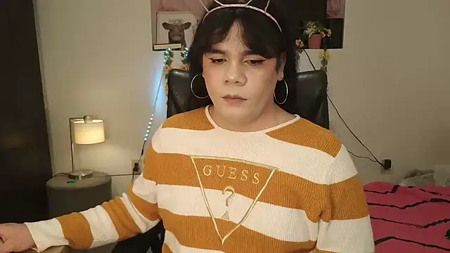 Snapshot of Violetacam_05 chatting on February 1, 2025, 3:41 am Violetacam 05 online show from February 1, 2025, 3:41 am