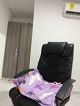 Snapshot of Violetacam_05 chatting on September 18, 2025, 5:21 am Violetacam 05 online show from September 18, 2025, 5:21 am