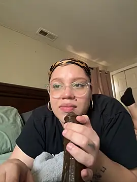 QueenNuttCollector online show from November 11, 2025, 3:07 pm