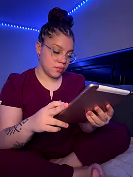 QueenNuttCollector online show from December 20, 2025, 2:36 am